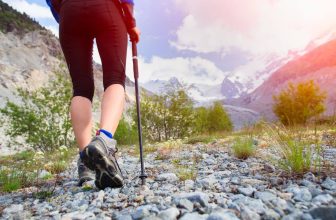 Personne marchant de dos avec un bâton